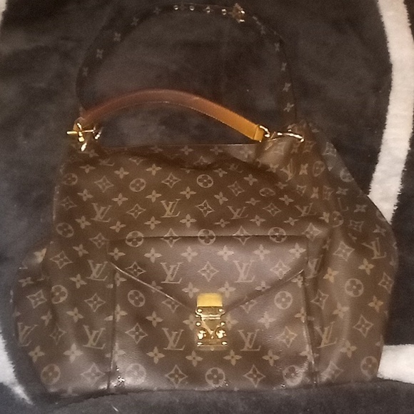 Louis Vuitton purse - Picture 1 of 4